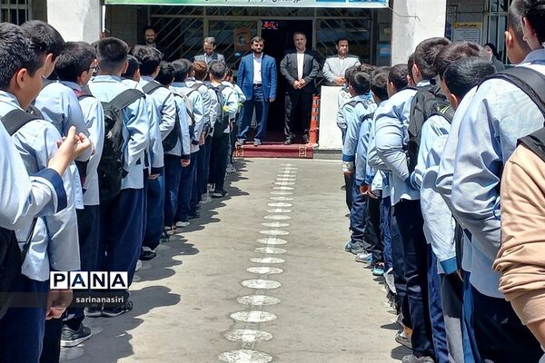 بازدید مدیرکل دفتر انتشارات و فن‌آوری آموزشی از دبستان مالک اشترمنطقه ۱۰