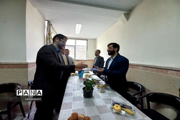 بازدید مدیرکل دفتر انتشارات و فن‌آوری آموزشی از دبستان مالک اشترمنطقه ۱۰