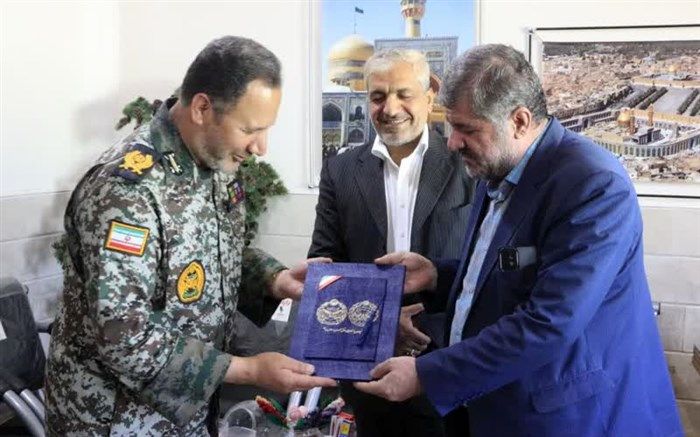 تجلیل فرمانده پدافند هوایی حضرت معصومه (س) از مقام معلم