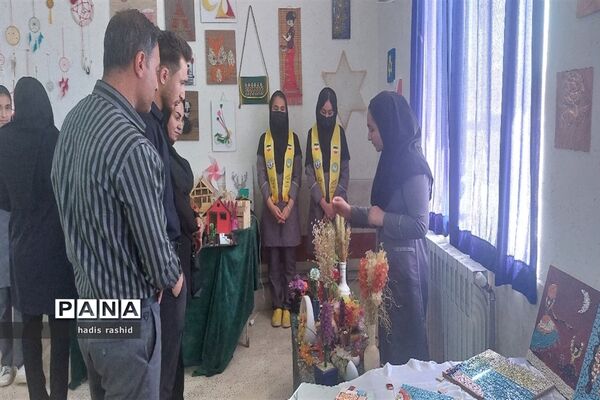 نمایشگاه دست ساخته های دانش‌آموزان کامفیروز