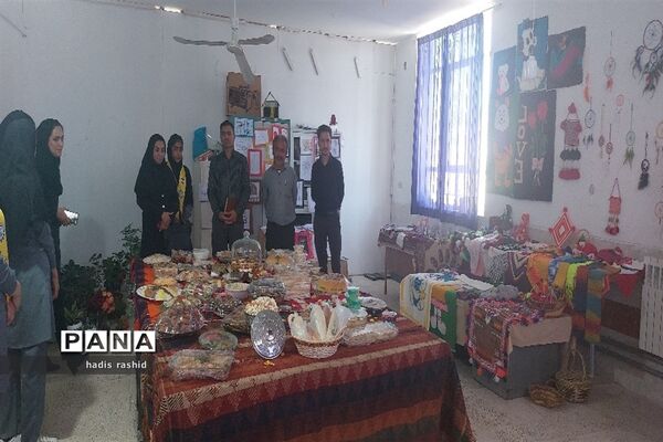نمایشگاه دست ساخته های دانش‌آموزان کامفیروز
