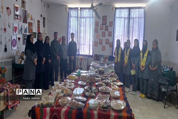 نمایشگاه دست ساخته های دانش‌آموزان کامفیروز