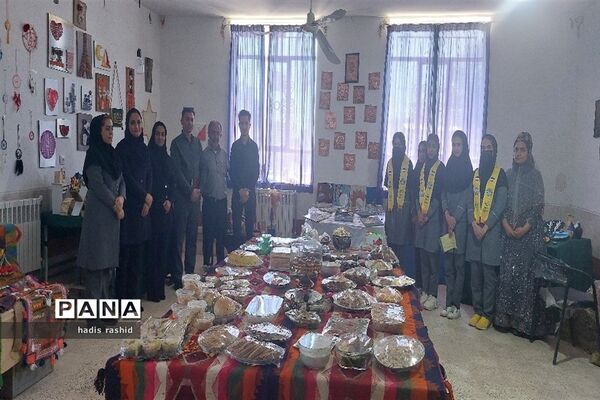 نمایشگاه دست ساخته های دانش‌آموزان کامفیروز