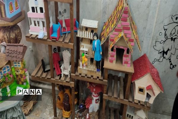 نمایشگاه کار آفرینی در دبیرستان نمونه دولتی فرزانه