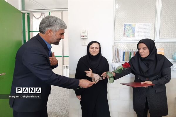 تقدیر از آموزگاران آموزشگاه کودکان با نیازهای ویژه انفاق مهریز