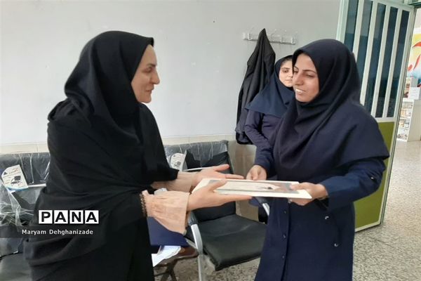تقدیر از آموزگاران آموزشگاه کودکان با نیازهای ویژه انفاق مهریز