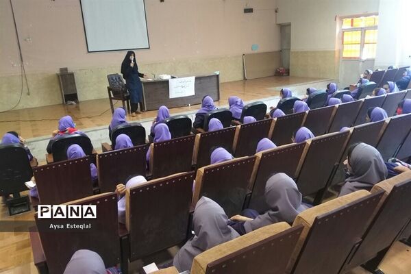 آموزش مهارت‌های تشکیلاتی به دانش‌آموزان دبستان دخترانه معارف6 ناحیه 3 شیراز