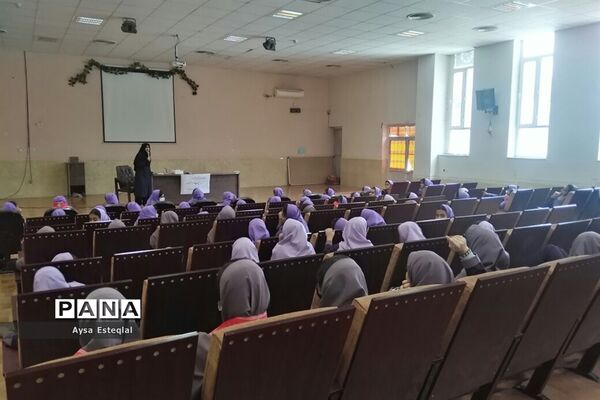 آموزش مهارت‌های تشکیلاتی به دانش‌آموزان دبستان دخترانه معارف6 ناحیه 3 شیراز