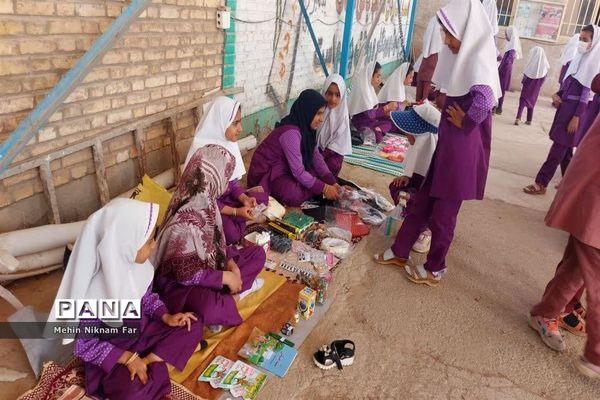 برپایی نمایشگاه دست‌سازها و تولیدات محلی دانش‌آموزان دبستان حضرت رقیه(س)  ناحیه یک یزد