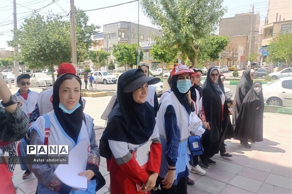 پیاده‌روی اعضای جمعیت هلال احمر در شهرستان قرچک