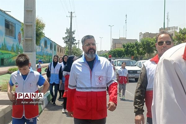 پیاده‌روی اعضای جمعیت هلال احمر در شهرستان قرچک