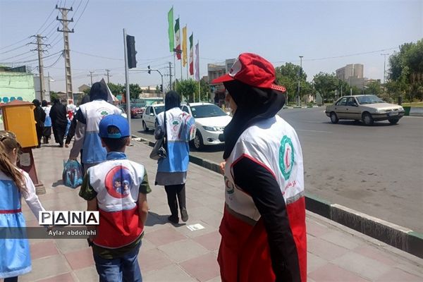 پیاده‌روی اعضای جمعیت هلال احمر در شهرستان قرچک