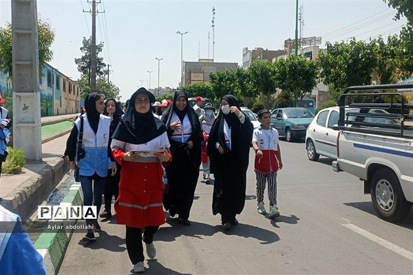پیاده‌روی اعضای جمعیت هلال احمر در شهرستان قرچک