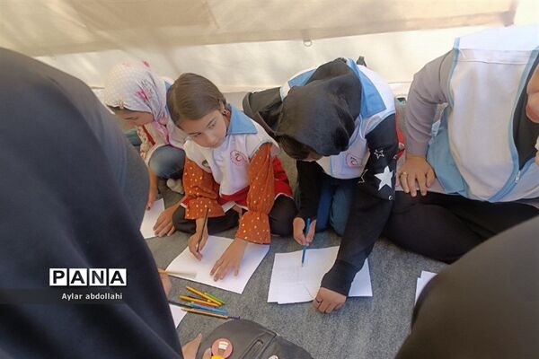 برپایی چادرهای سلامت توسط اعضای جمعیت هلال احمر شهرستان قرچک