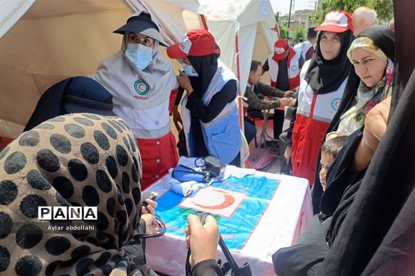 برپایی چادرهای سلامت توسط اعضای جمعیت هلال احمر شهرستان قرچک