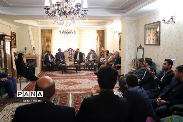 دیدار سرپرست وزارت آموزش و پرورش با خانواده شهدا در تبریز