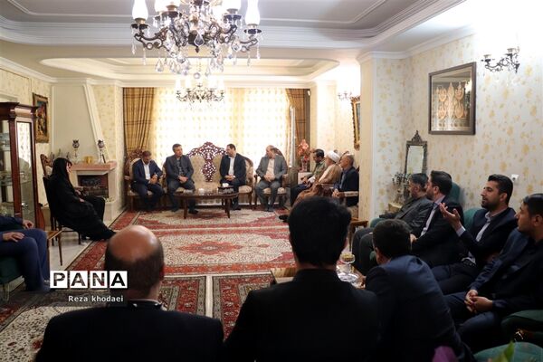 دیدار سرپرست وزارت آموزش و پرورش با خانواده شهدا در تبریز
