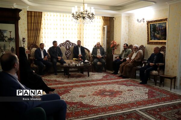 دیدار سرپرست وزارت آموزش و پرورش با خانواده شهدا در تبریز
