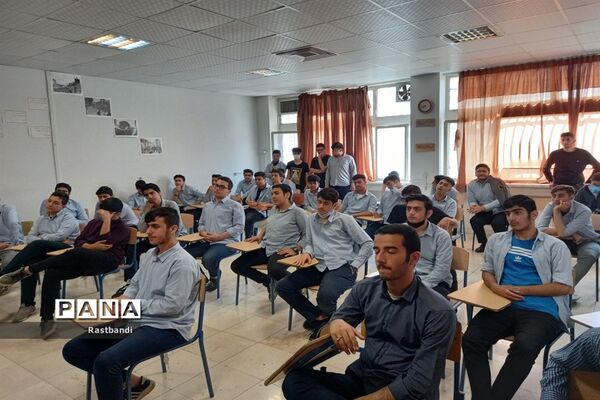 برگزاری دوره هلال احمر در دبیرستان فرهنگ عرفان منطقه ۱۳