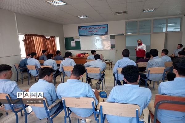 برگزاری دوره هلال احمر در دبیرستان فرهنگ عرفان منطقه ۱۳