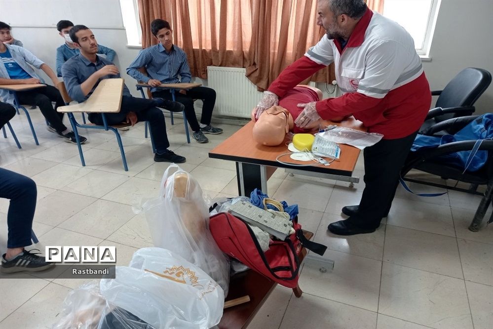 برگزاری دوره هلال احمر در دبیرستان فرهنگ عرفان منطقه ۱۳