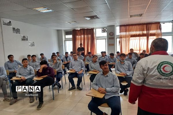 برگزاری دوره هلال احمر در دبیرستان فرهنگ عرفان منطقه ۱۳
