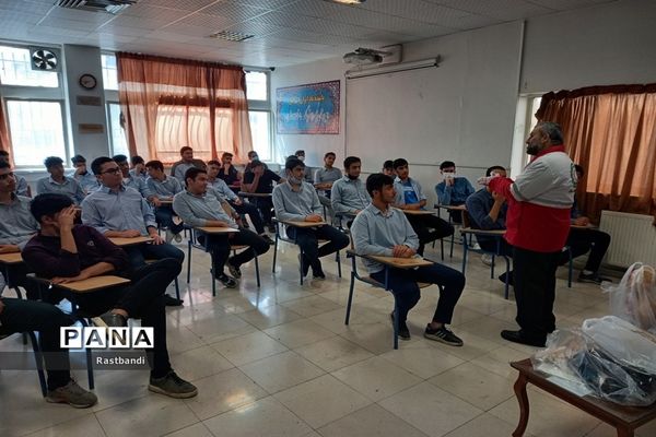 برگزاری دوره هلال احمر در دبیرستان فرهنگ عرفان منطقه ۱۳