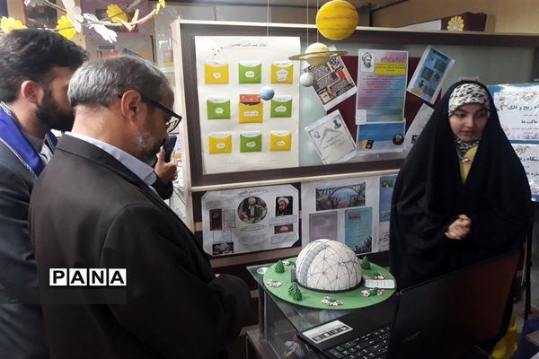 بازدید مسئولان از غرفه‌های مفاخر در سالروز تاسیس سازمان دانش‌آموزی