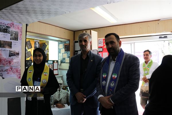 بازدید مسئولان از غرفه‌های مفاخر در سالروز تاسیس سازمان دانش‌آموزی