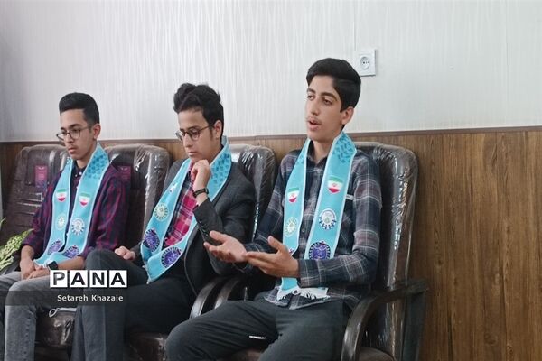 دیدار دانش‌آموزان عضو سازمان دانش‌آموزی و مربیان با مدیر سازمان دانش‌آموزی خراسان رضوی