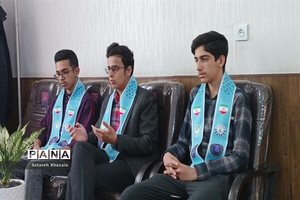 دیدار دانش‌آموزان عضو سازمان دانش‌آموزی و مربیان با مدیر سازمان دانش‌آموزی خراسان رضوی