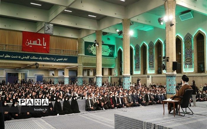 معلم؛ معمار آینده‌ کشور