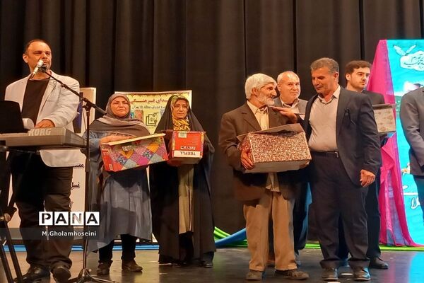 تقدیر از معلمان نمونه منطقه ۱۵