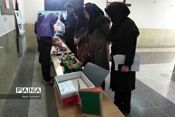 برگزاری نمایشگاه طرح جابربن حیان در دبستان معارف 6 ناحیه 3 شیراز