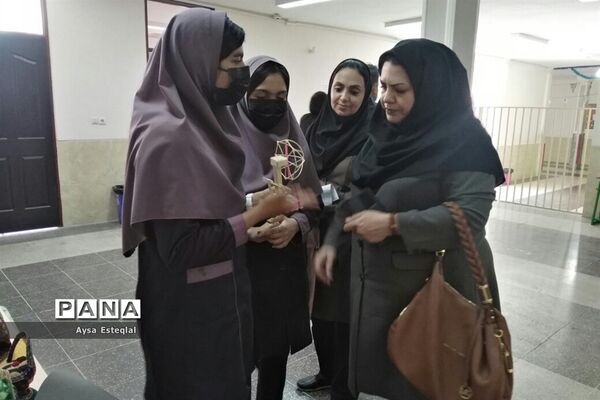 برگزاری نمایشگاه طرح جابربن حیان در دبستان معارف 6 ناحیه 3 شیراز