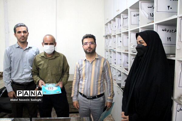 تجلیل از رئیس و کارکنان دبیرخانه اداره‌کل آموزش و پرورش استان بوشهر