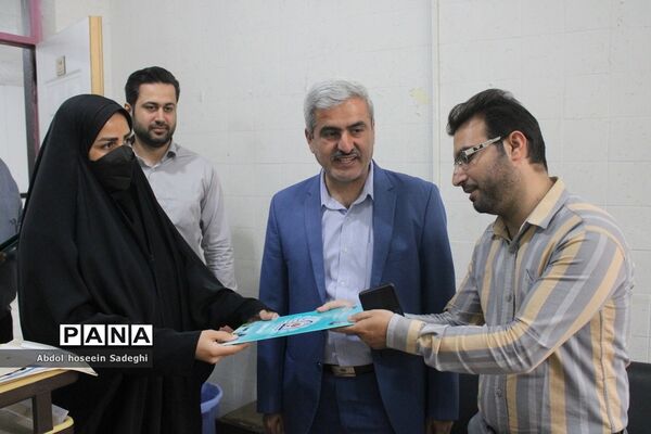 تجلیل از رئیس و کارکنان دبیرخانه اداره‌کل آموزش و پرورش استان بوشهر