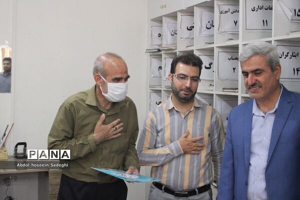 تجلیل از رئیس و کارکنان دبیرخانه اداره‌کل آموزش و پرورش استان بوشهر