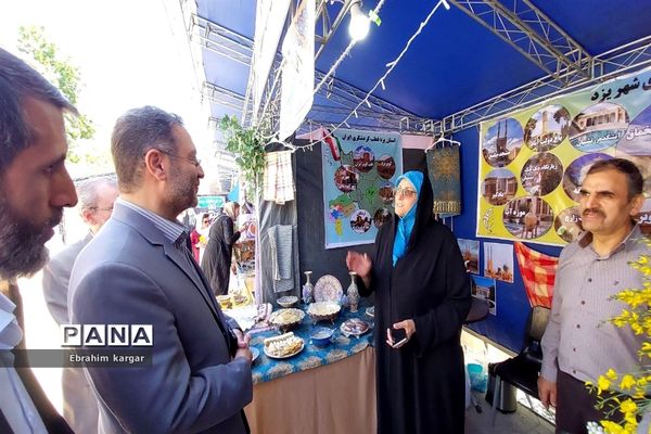 بازدید علیرضا کریمیان از نمایشگاه گردشگری و اقوام  منطقه ۵