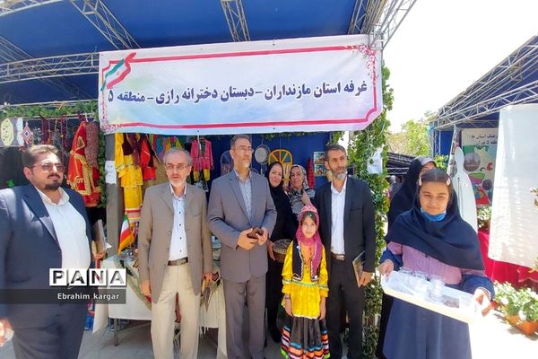 بازدید علیرضا کریمیان از نمایشگاه گردشگری و اقوام  منطقه ۵
