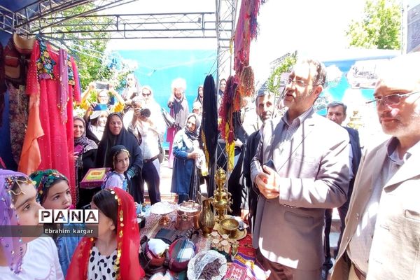 بازدید علیرضا کریمیان از نمایشگاه گردشگری و اقوام  منطقه ۵