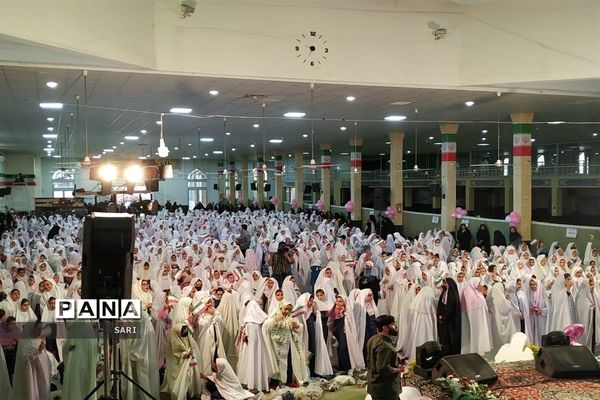 جشن تکلیف ۱۷۰۰ نفری دانش‌آموزان دختر شاهین شهر با حضور ابوذر روحی و اجرای سرود سلام فرمانده ۱ و ۲