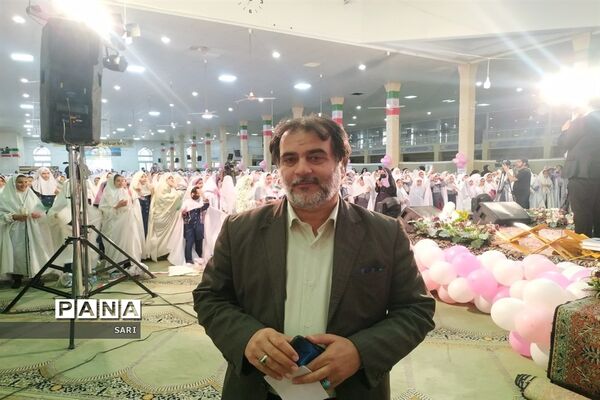 جشن تکلیف ۱۷۰۰ نفری دانش‌آموزان دختر شاهین شهر با حضور ابوذر روحی و اجرای سرود سلام فرمانده ۱ و ۲