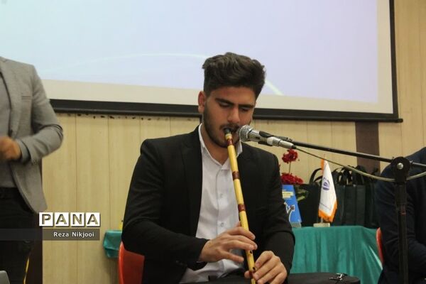 همایش تجلیل از دانش‌آموزان نمونه دبیرستان قریب ناحیه یک بهارستان