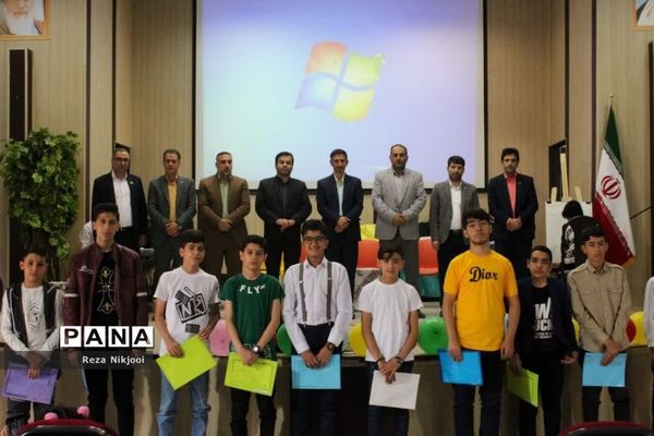 همایش تجلیل از دانش‌آموزان نمونه دبیرستان قریب ناحیه یک بهارستان