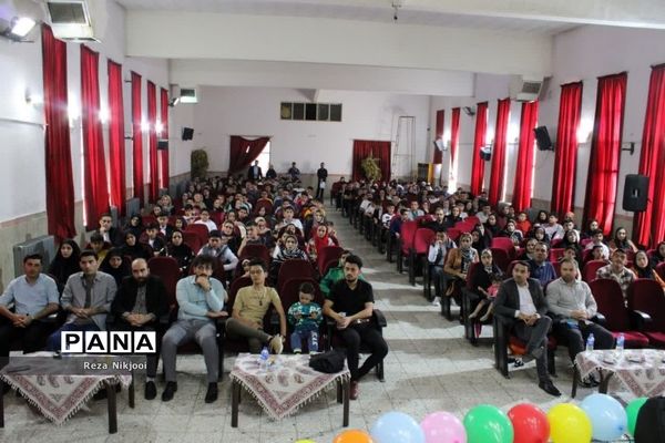 همایش تجلیل از دانش‌آموزان نمونه دبیرستان قریب ناحیه یک بهارستان