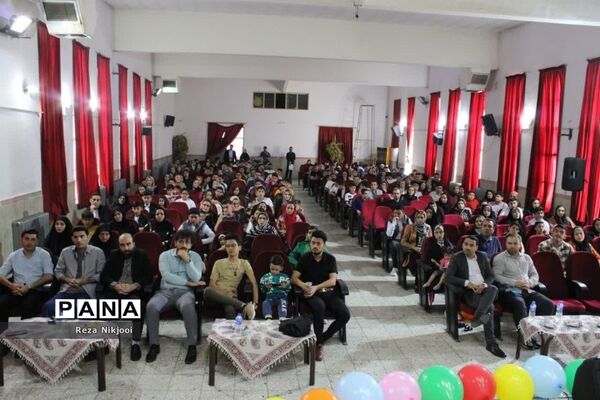 همایش تجلیل از دانش‌آموزان نمونه دبیرستان قریب ناحیه یک بهارستان
