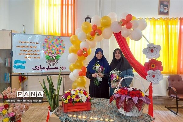مراسم گرامیداشت معلم در دبستان مطهره قرچک