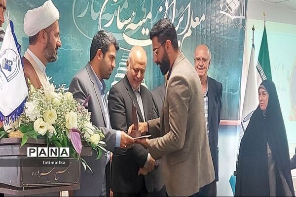 برگزاری همایش تقدیر از معلمان نمونه و پیشکسوتان فرهنگی شهرستان فیروزکوه