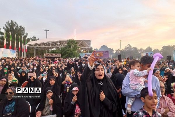 همخوانی سرود «عزیزم حسین» در بهشت زهرای تهران